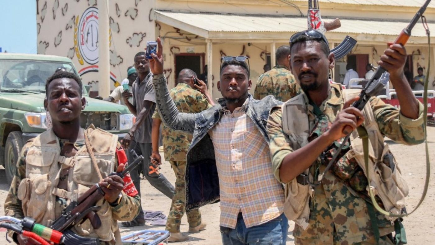 Des soldats soudanais à Port-Soudan, le 16 avril 2023 (AFP)