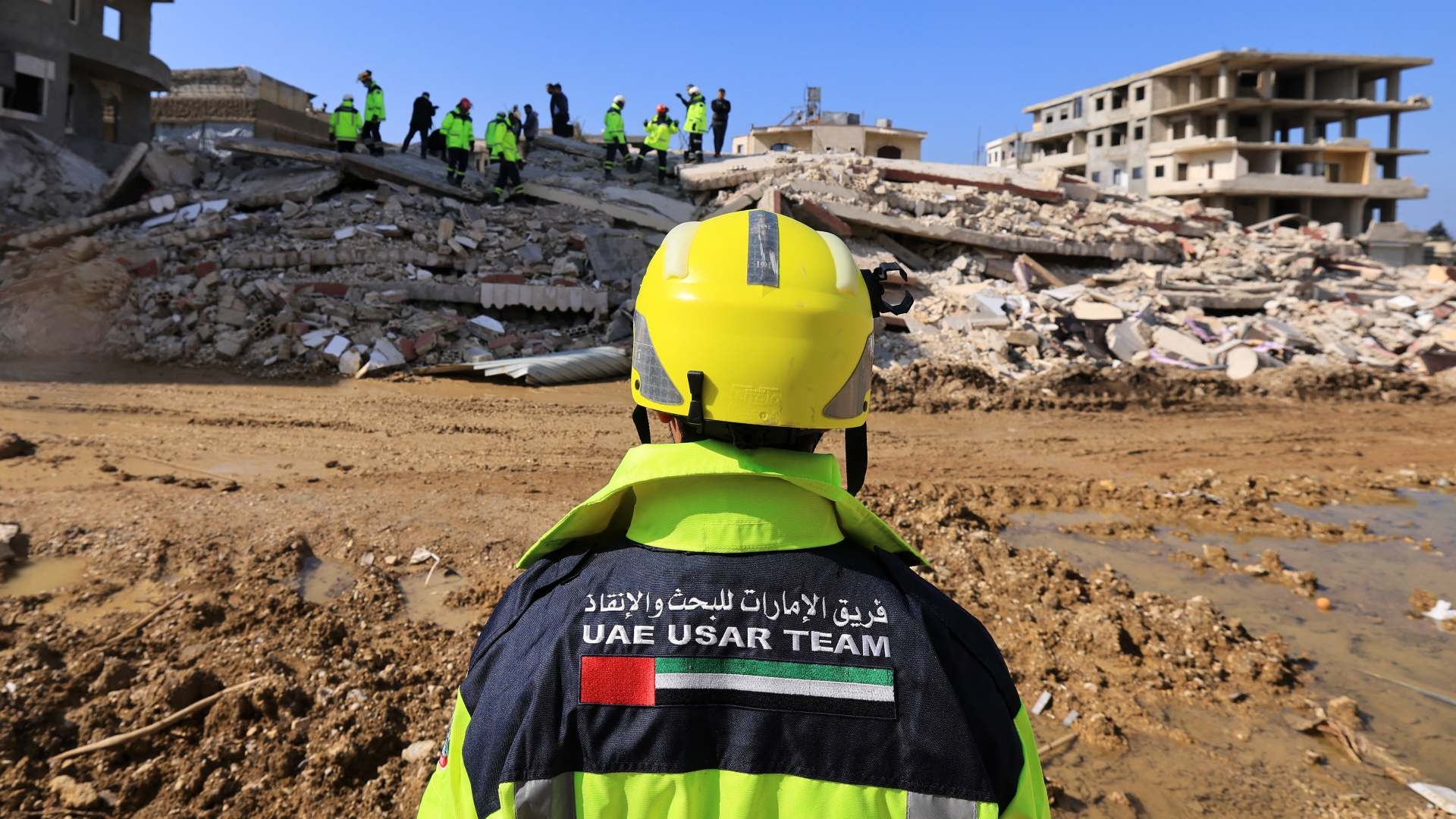 Une équipe de secours émiratie à Jableh, dans la province syrienne de Lattaquié, le 12 février 2023 (AFP)