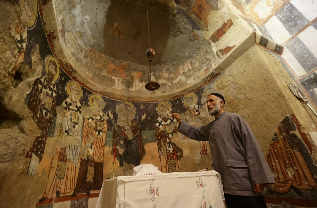 Le père abbé Jihad Youssef au monastère de Mar Moussa, en Syrie, le 11 juin 2022 (AFP/Loubai Beshra)