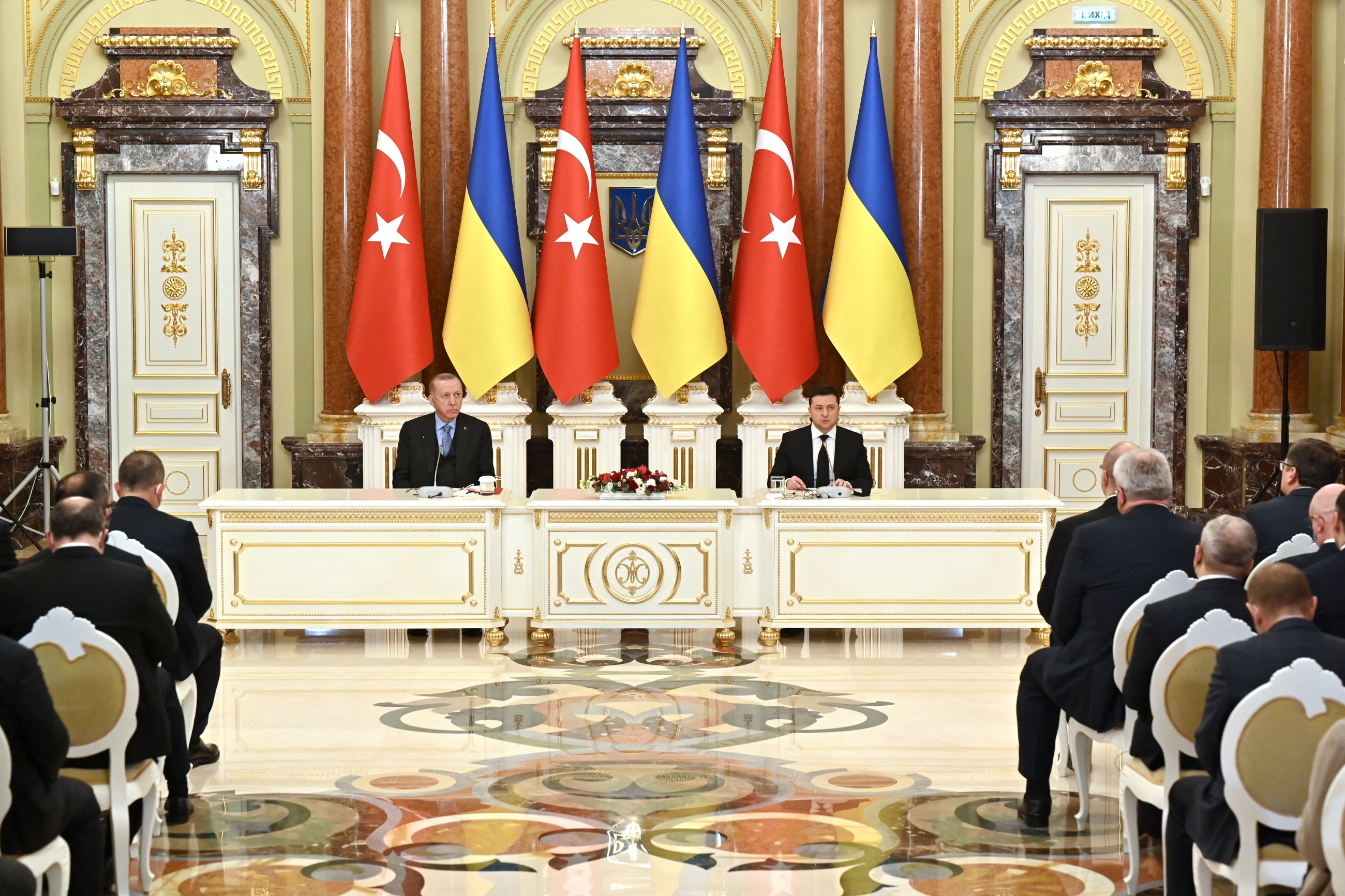 Ukraine's President Volodymyr Zelensky (R) and his Turkish counterpart Recep Tayyip Erdogan 