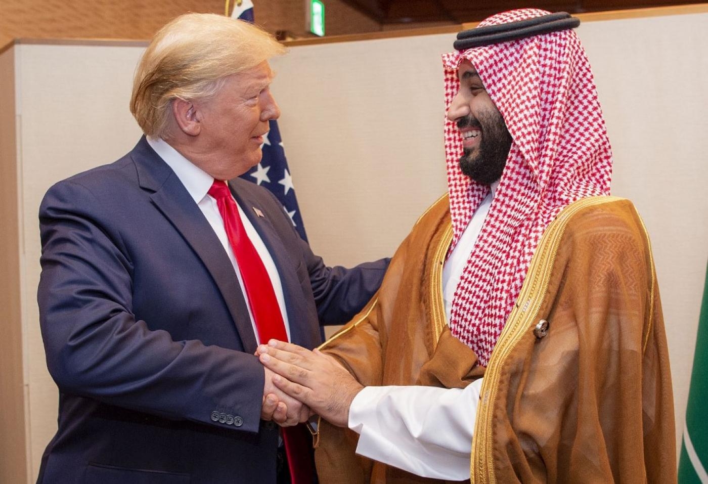 Le président américain Donald Trump serre la main du prince héritier saoudien Mohammed ben Salmane à l’occasion du sommet du G20 2019 à Osaka, au Japon (palais royal saoudien/Bandar al-Jaloud/AFP)