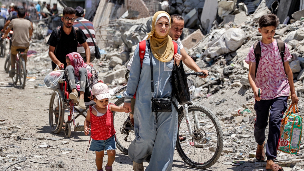 Palestinians evacuate Gaza's Tuffah neighbourhood following Israeli attacks on 27 June 2024 (AFP/Omar al-Qattaa)