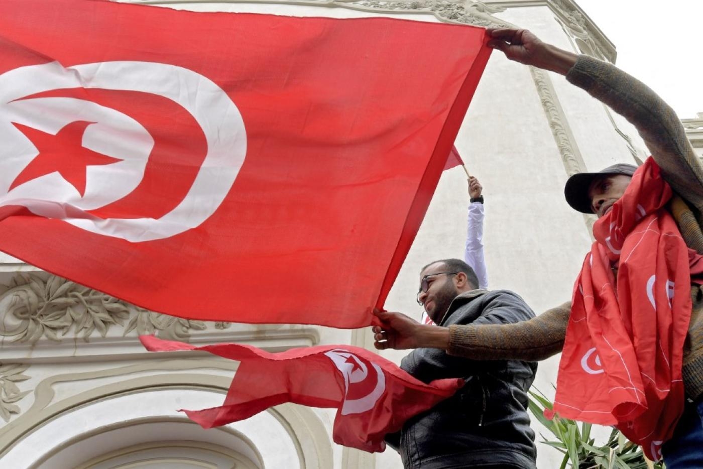 Des citoyens tunisiens manifestent dans la capitale Tunis, le 8 mai 2022 (AFP)