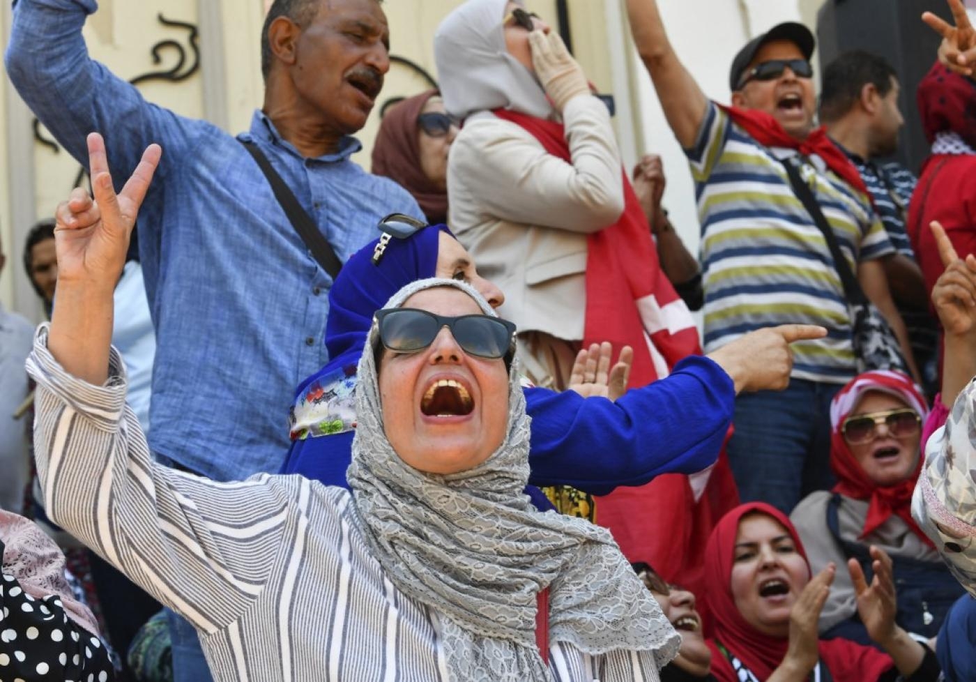 Des manifestants tunisiens scandent des slogans hostiles au président Kais Saied et au référendum constitutionnel du 25 juillet, lors d’un rassemblement dans la capitale, Tunis, le 19 juin 2022 (AFP)