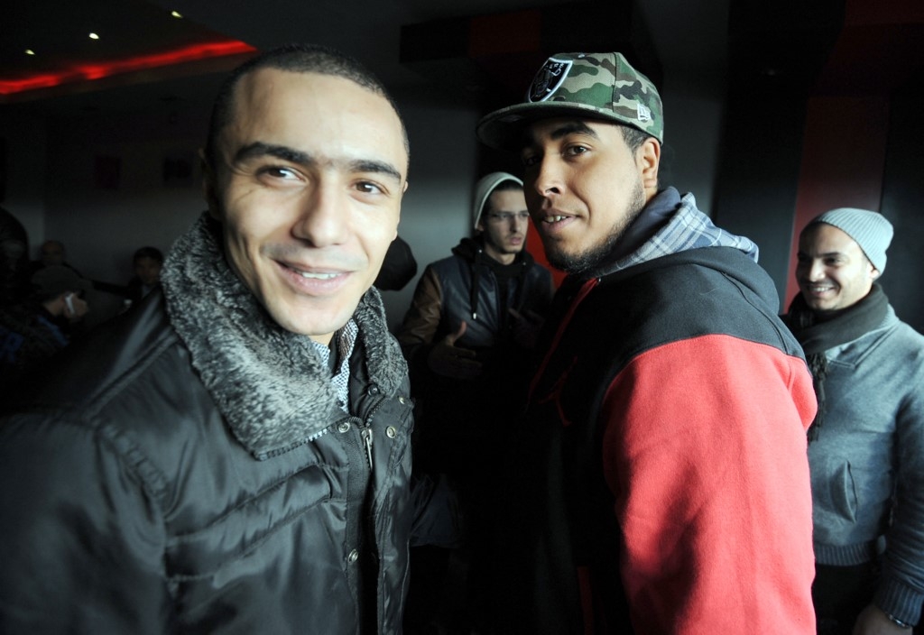 Le rappeur tunisien Ala Yaacoubi, plus connu comme Weld El 15, pose avec le rappeur Ahmed Ben Ahmed alias Klay BBJ (AFP/Fethi Belaïd)