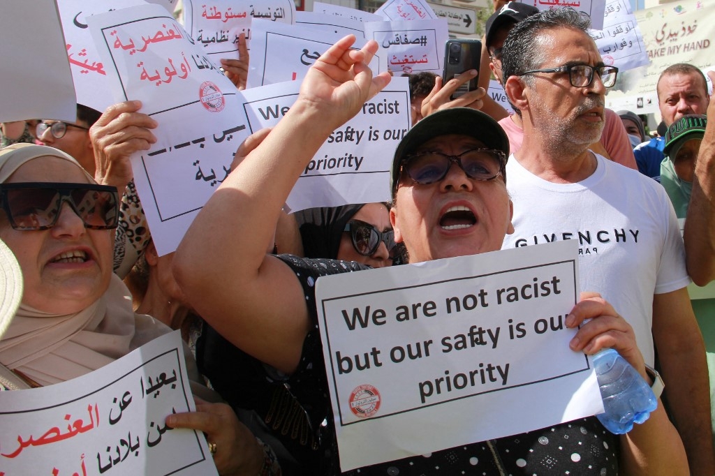 Dimanche 25 juin, ils étaient des centaines à manifester, en scandant « Protéger Sfax », devant la préfecture de la ville (AFP/Houssem Zouari)