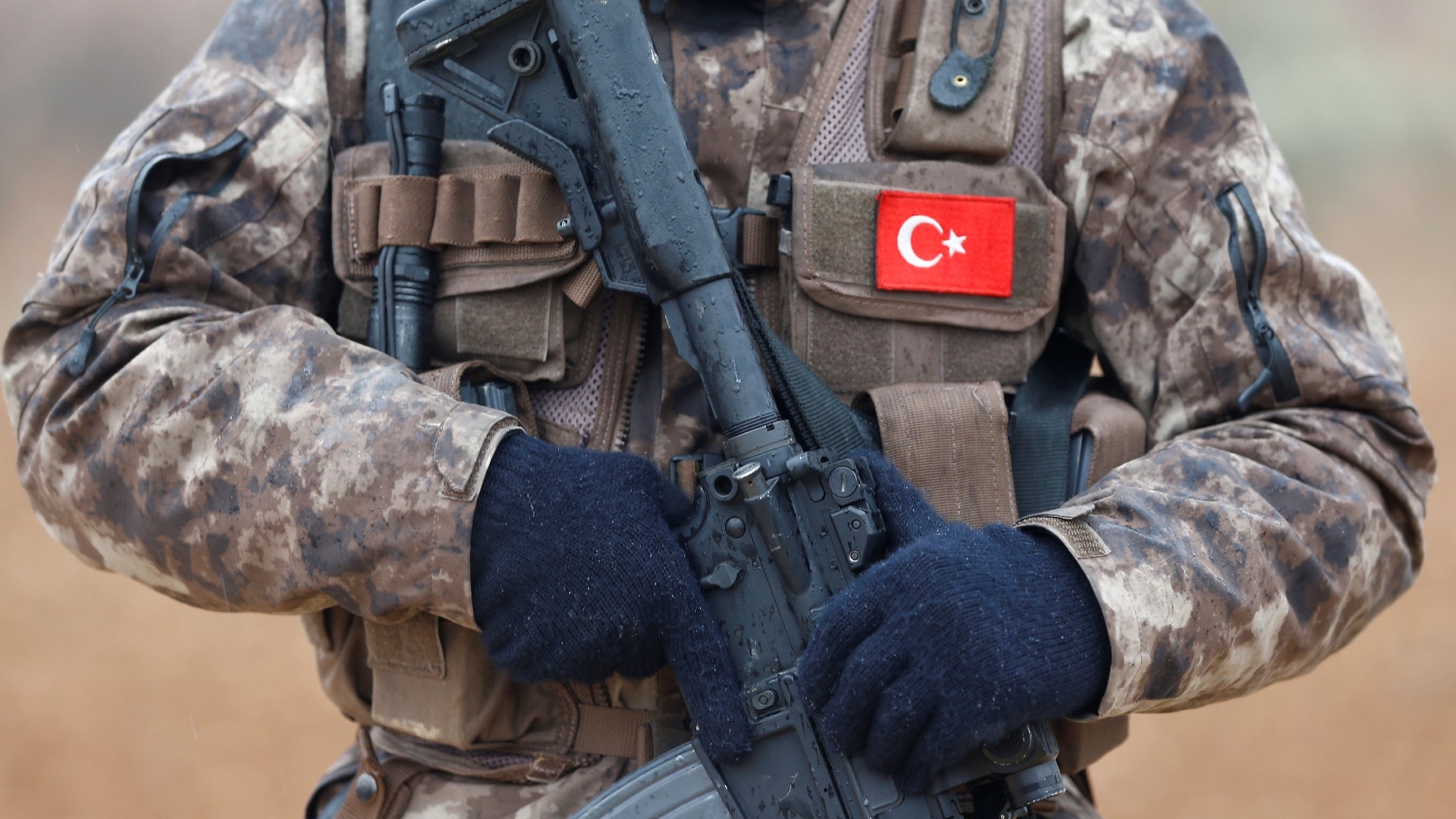 A member of the Turkish special forces stands guard in Azaz, Syria, on 24 January 24 2018 (Reuters/Osman Orsal)