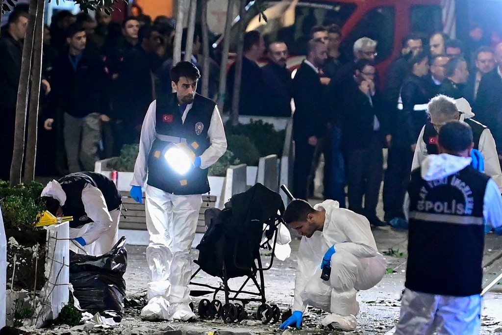 Des membres de la police sécurisent les lieux après qu’une forte explosion a secoué l’avenue commerçante d’Istiklal à Istanbul, le 13 novembre 2022 (AFP/Yasin Akgul)