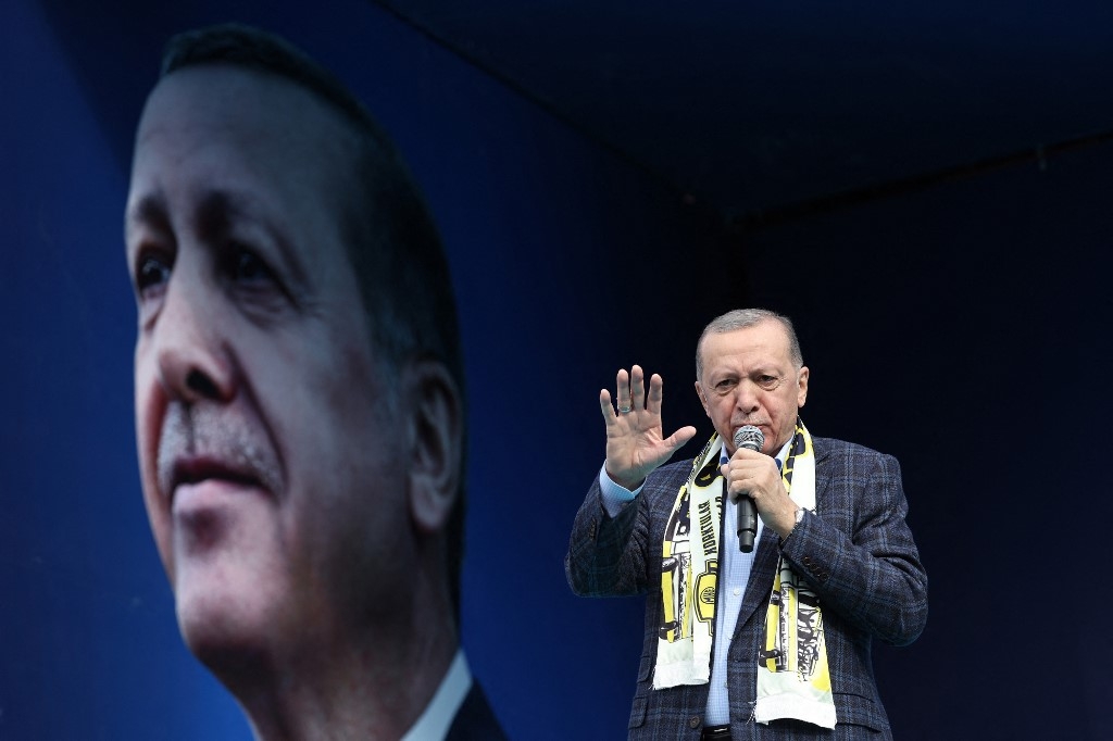 Recep Tayyip Erdoğan, qui a vu sa popularité entamée par la crise économique qui frappe la Turquie, a promis jeudi 11 mai de doubler le salaire des fonctionnaires, après avoir initialement promis mardi une hausse de 45 % (AFP/Adem Altan)