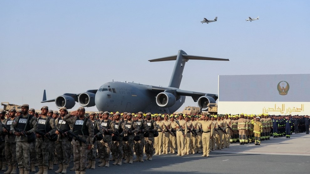 Les forces de sécurité émiraties forment une haie d’honneur pour les membres des forces armées qui ont combattu au Yémen dans la ville militaire de Zayed, à Abou Dabi, en février 2020 (AFP)