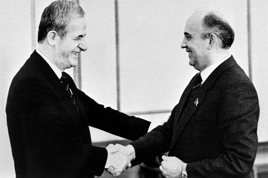 Mikhaïl Gorbatchev serre la main du président syrien Hafez el Assad, à Moscou le 19 juin 1985 (AFP/TASS)