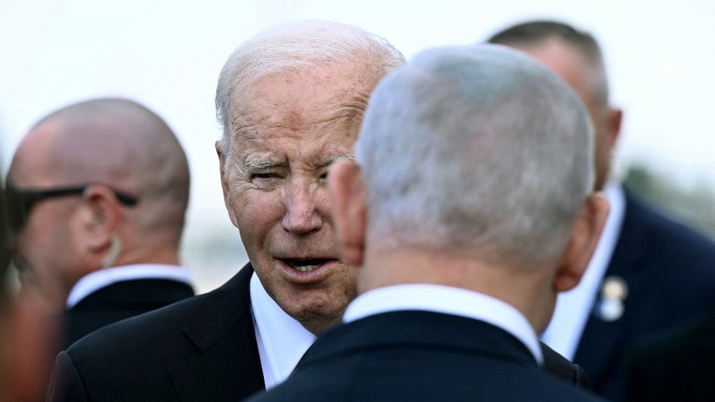 Le Premier ministre israélien Benyamin Netanyahou salue le président américain Joe Biden à son arrivée à Tel Aviv, le 18 octobre 2023 (AFP)