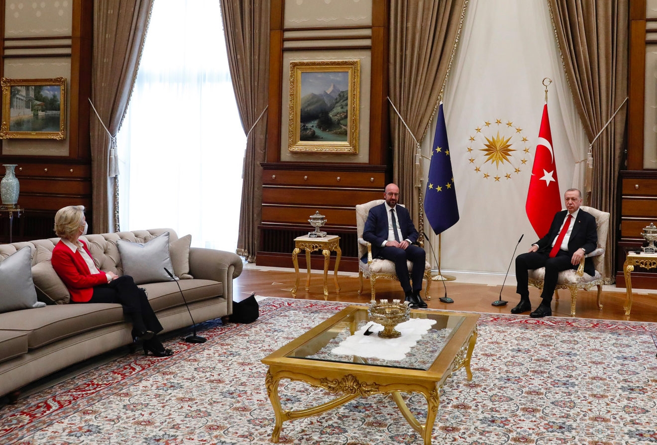 La présidente de la Commission européenne Ursula von der Leyen s’assoit sur un large canapé tandis que ses homologues masculins s’assoient dans le fond de la pièce, lors d’une réunion de haut niveau à Ankara, le 6 avril 2021 (Union européenne)