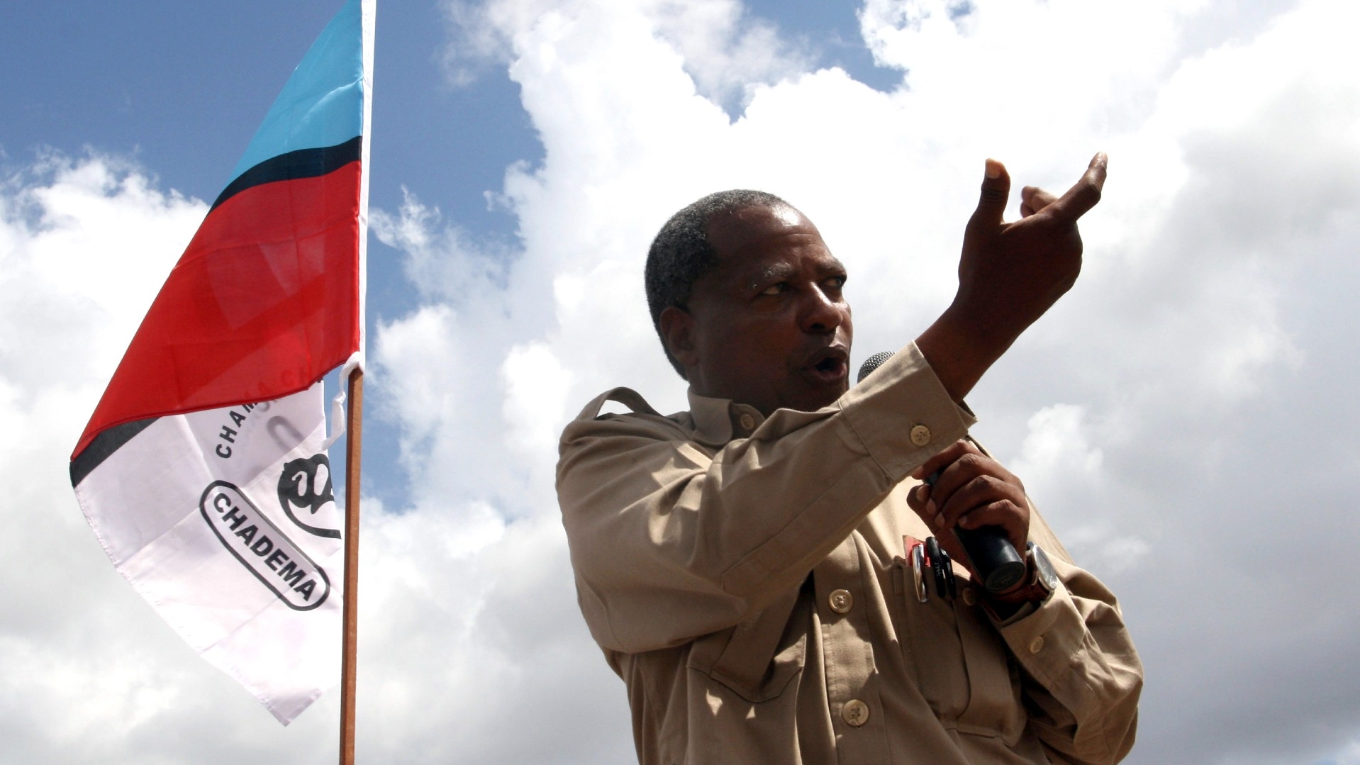 Former Tanzanian parliamentarian Willibrod Slaa addresses a campaign rally at Mbagala Zakhem on the outskirts of Dar es Salaam, Tanzania on 28 October 2010 (Reuters)