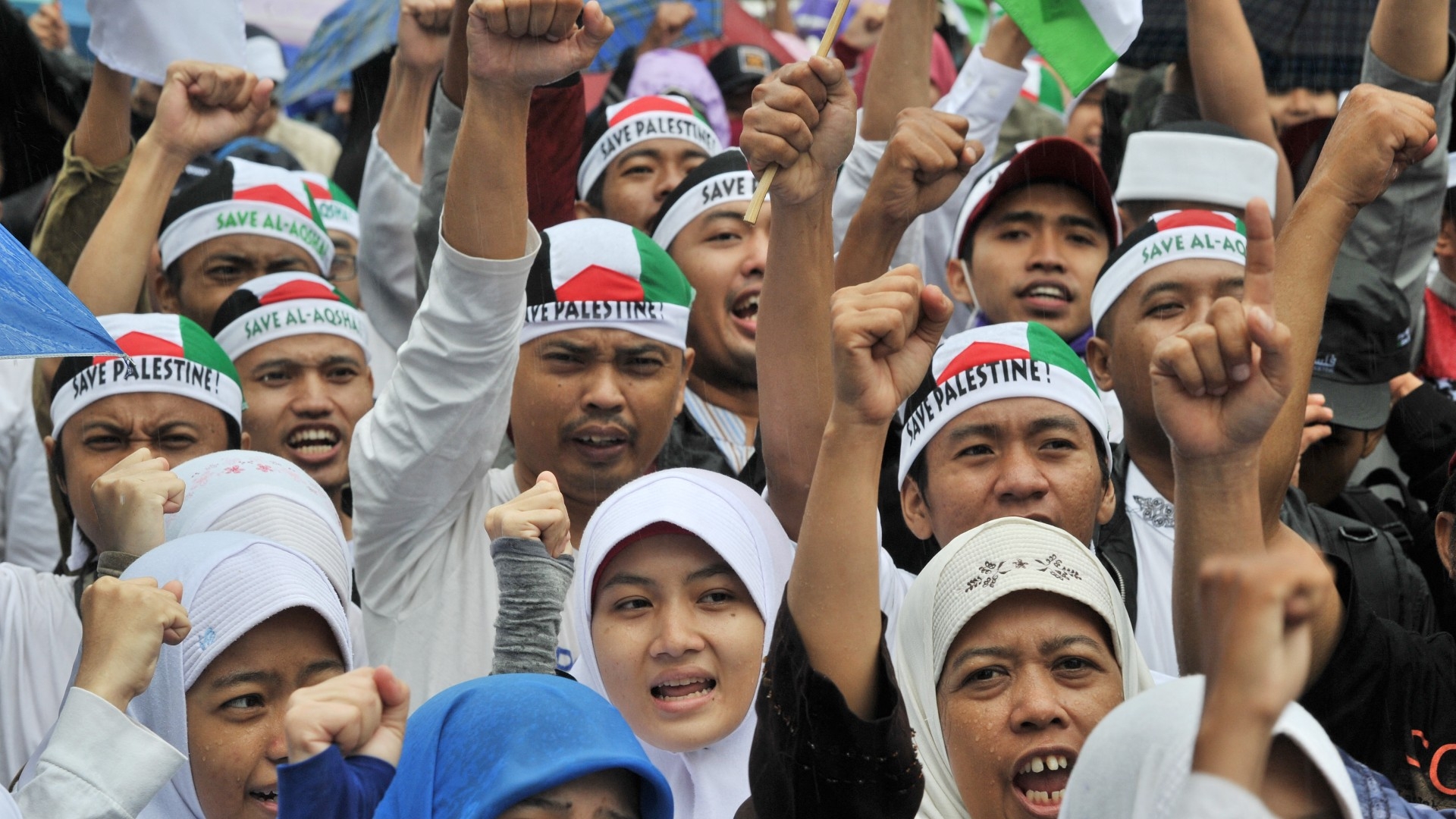 Indonesian Muslims attend a rally to support Palestinians in Jakarta on 13 July 2014 (AFP)