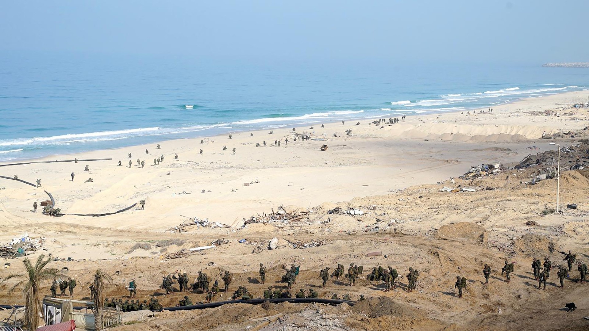 Cette photo distribuée par l’armée israélienne le 3 décembre 2023 montre des soldats occupant une position le long d’une plage dans le nord de la bande de Gaza (AFP/armée israélienne)