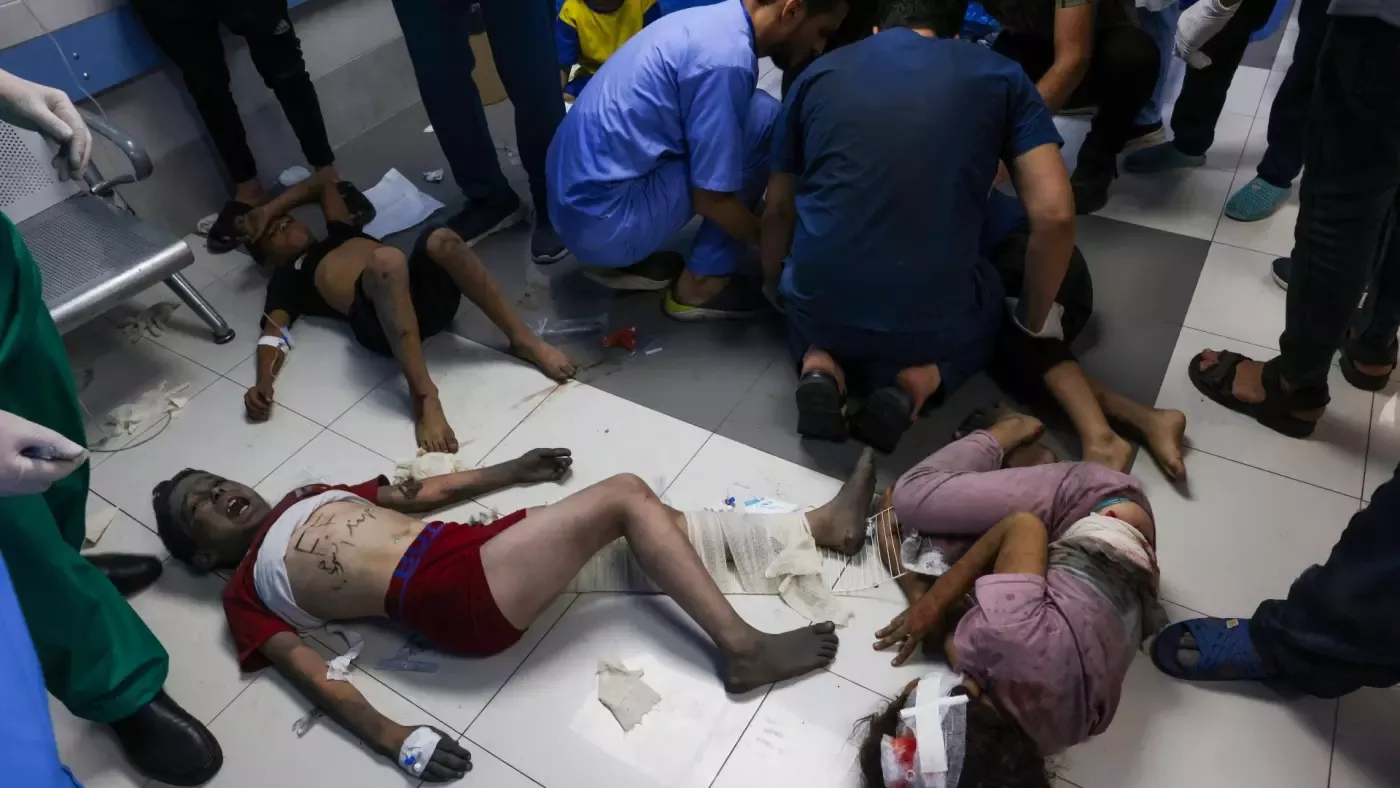 « Le personnel médical soigne les blessés au sol. Littéralement au sol », a rapporté à Middle East Eye un médecin généraliste (AFP)