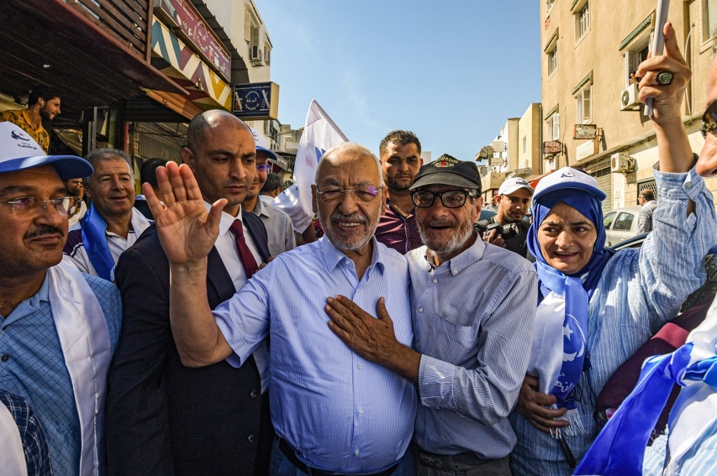 Le chef du mouvement islamo-conservateur Ennahdha, Rached Ghannouchi, est détenu depuis la mi-avril pour avoir affirmé que la Tunisie serait menacée d’une « guerre civile » si les partis de gauche ou ceux issus de l’islam politique comme Ennahdha y étaient éliminés (AFP)