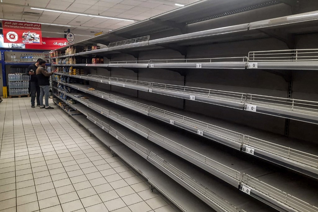 Les rayons vides d’un supermarché à Tunis, après une vague de pénuries sur les produits de première nécessité, le 12 janvier 2023 (AFP/Fethi Belaïd)
