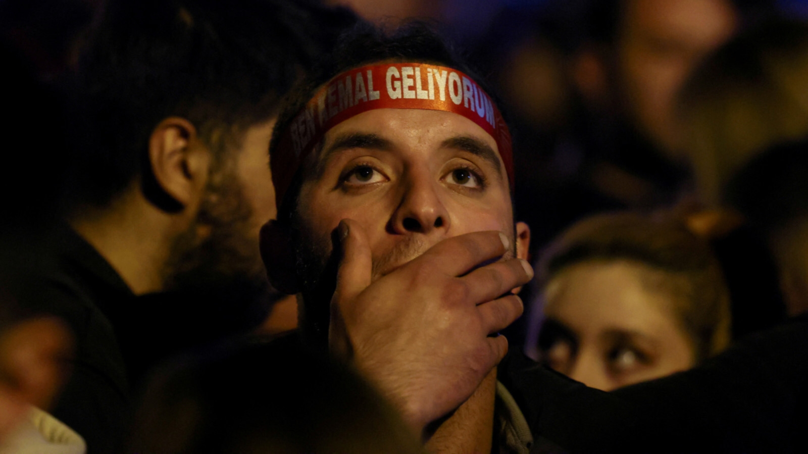 Un partisan de Kemal Kılıçdaroğlu attend avec inquiétude les résultats du vote, le 14 mai 2023 à Ankara (AFP)