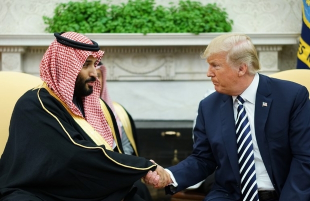 Le président américain Donald Trump serre la main du prince héritier saoudien Mohammed ben Salmane dans le bureau ovale de la Maison Blanche le 20 mars 2018 (AFP)