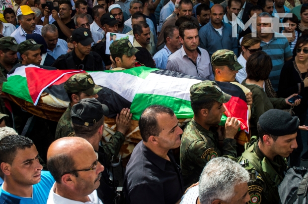Mourners carry the body of Riham Duwabsha, 27, to her final resting place (MEE/Abed al Qaisi)