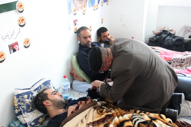 A doctor checks the blood pressure of one hunger striker (MEE/Thessa Lageman)