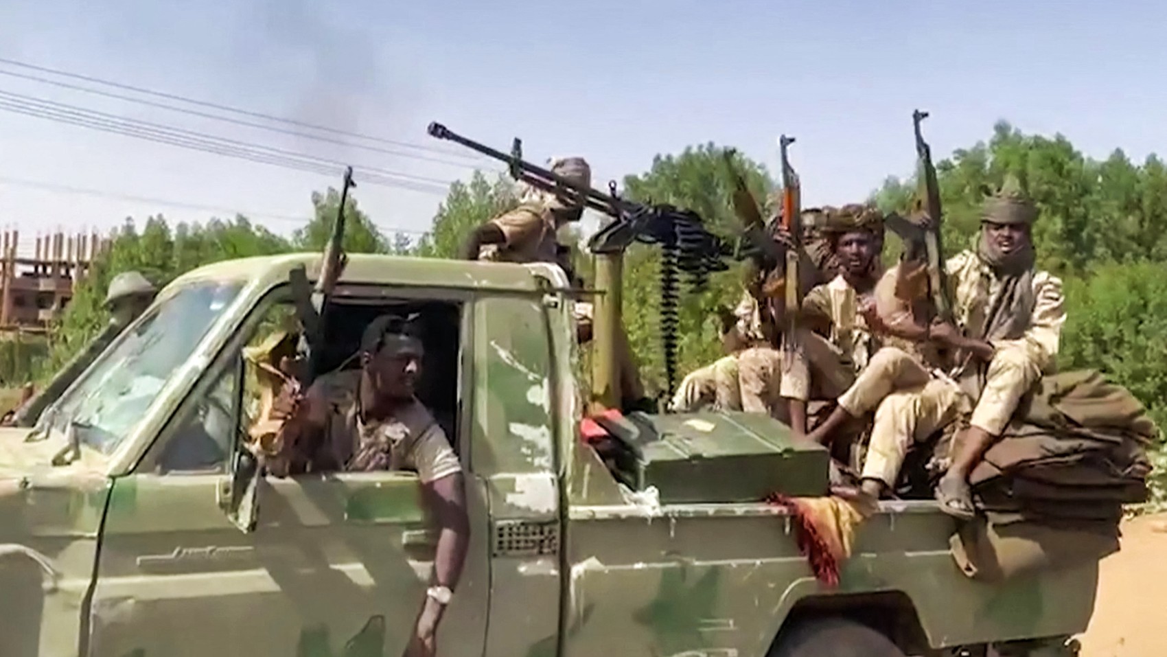 Des combattants des FSR sont installés à l’arrière d’un pick-up dans le district du Nil oriental de l’agglomération de Khartoum, au Soudan, le 23 avril 2023 (capture vidéo des FSR/AFP)