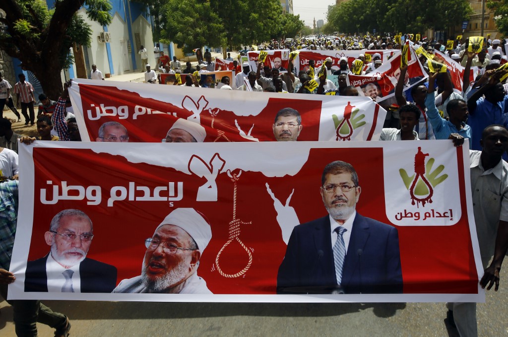 Des islamistes soudanais manifestent contre les condamnations à mort prononcées à l’encontre de l’ancien président égyptien Mohamed Morsi, du guide suprême des Frères musulmans Mohamed Badie et d’autres accusés en 2015 (AFP)