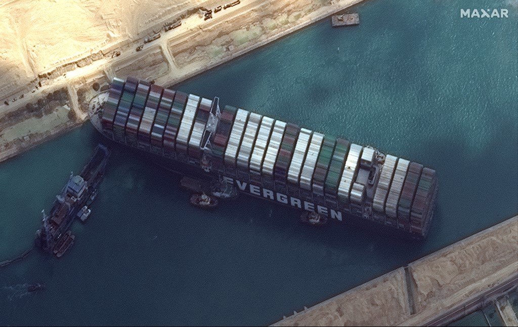Des images satellites montrent des remorqueurs et des dragueurs tentant de libérer le navire bloqué dans le canal de Suez, le 26 mars 2021 (image satellite ©2021 Maxar Technologies/AFP)