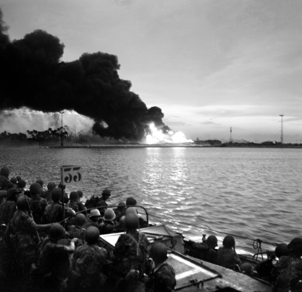  The Franco-English troops who landed on November 5, 1956, near Port-Saîd, discovered the area of ​​the Suez Canal on fire.