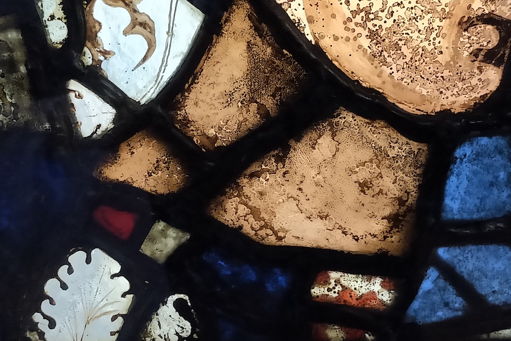 Photo de vitrail coloré du XIIe siècle avec des bulles (MEE/Diana Darke)