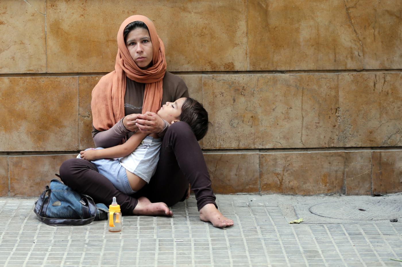 Une réfugiée syrienne mendie dans une rue de la capitale libanaise Beyrouth le 9 juillet 2015 (AFP)