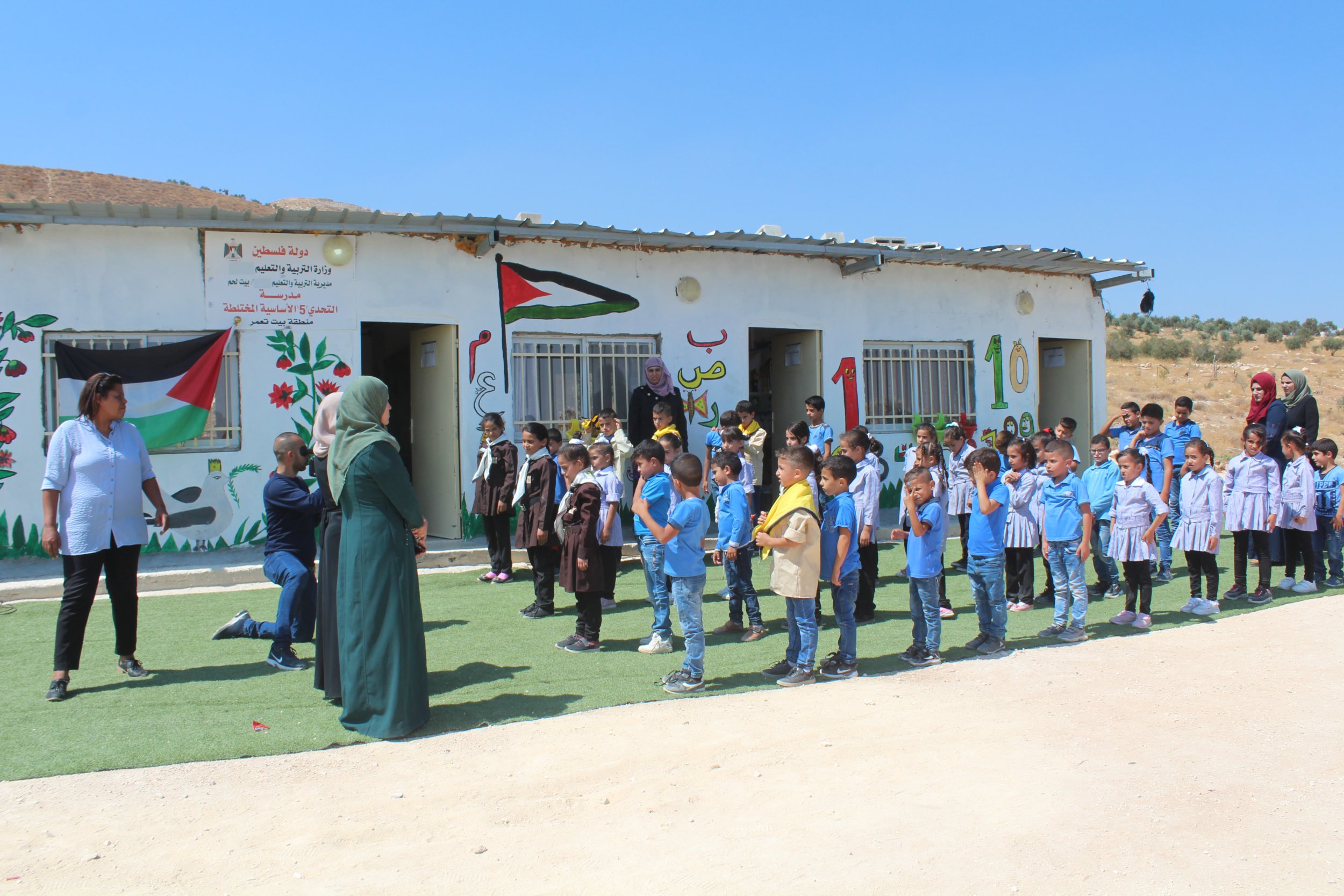 Amna Mousa, far left, and her students at Tahadi school 5 (MEE/Shatha Hammad)