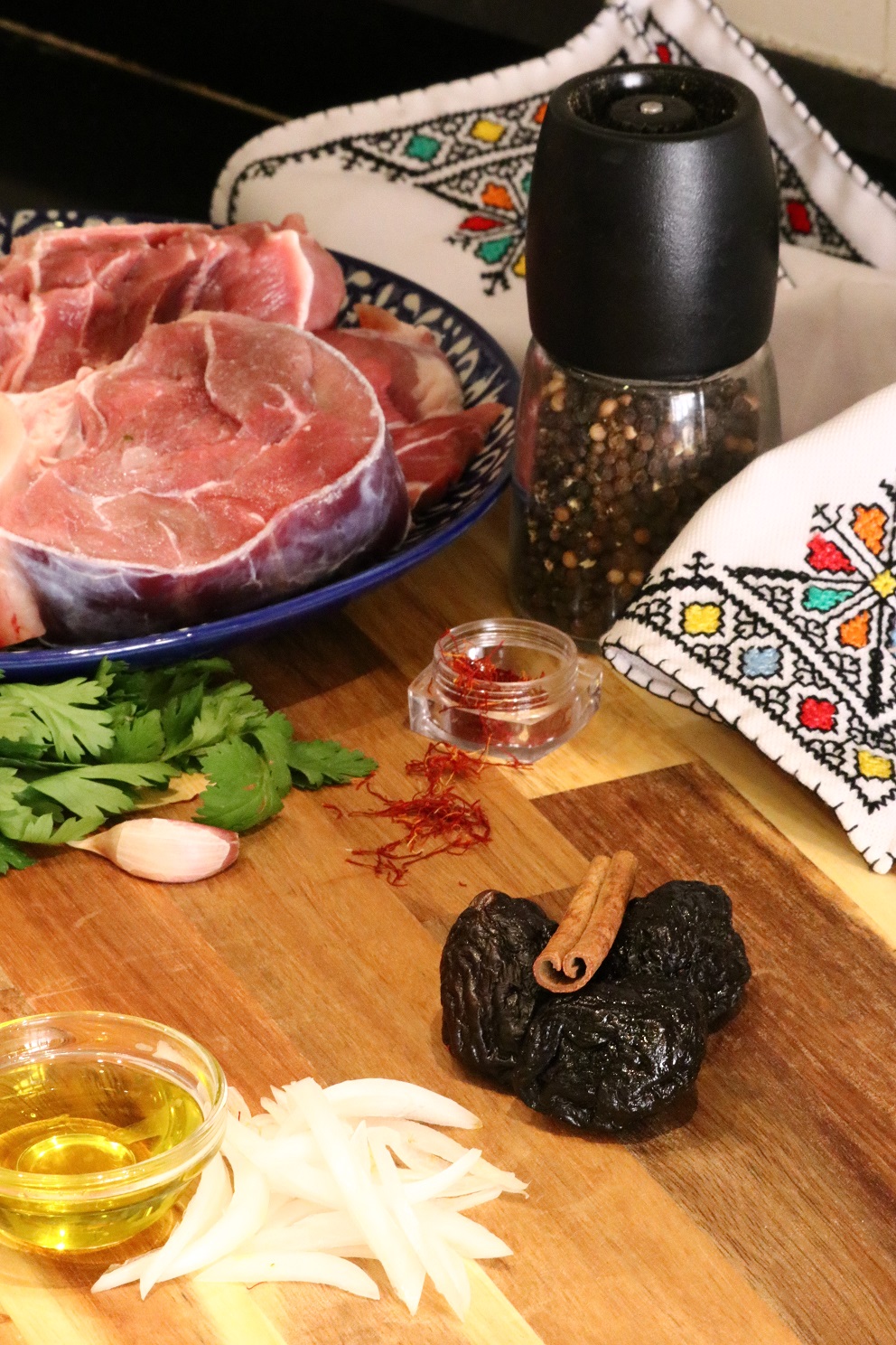 Lorsque vous caramélisez les pruneaux, conservez le sirop pour le verser sur la viande (foodizfeed/Instagram)
