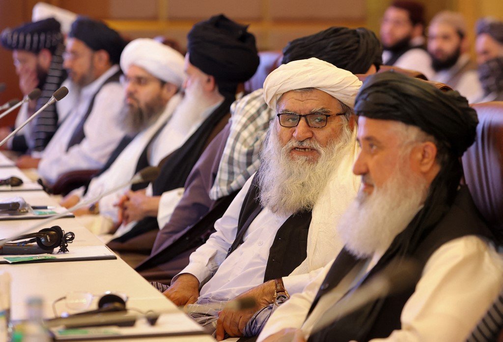 La délégation des talibans pendant la présentation de la déclaration finale des négociations de paix entre le gouvernement afghan et les talibans à Doha (Qatar), le 18 juillet 2021 (AFP)