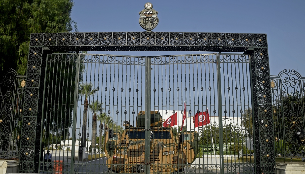 Des véhicules militaires des forces de sécurité tunisiennes sont stationnés à l’entrée du Parlement tunisien, le 1er octobre 2021 (AFP)