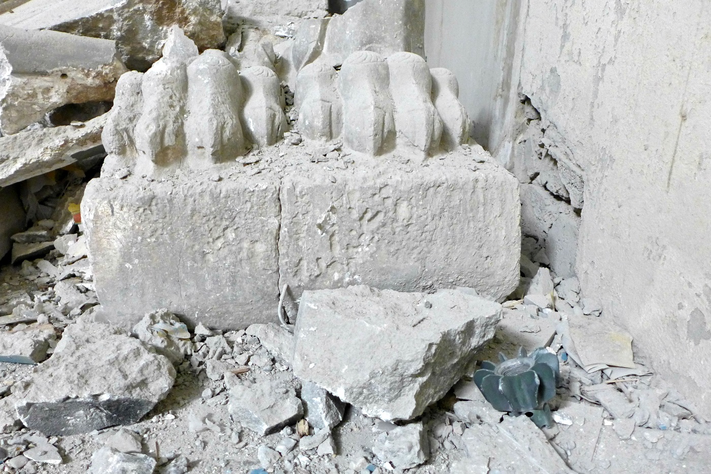 Les pieds d’un lamassu détruit par l’EI au musée de Mossoul en 2017 : notez le reste de missile en bas à droite (MEE/Tom Westcott)