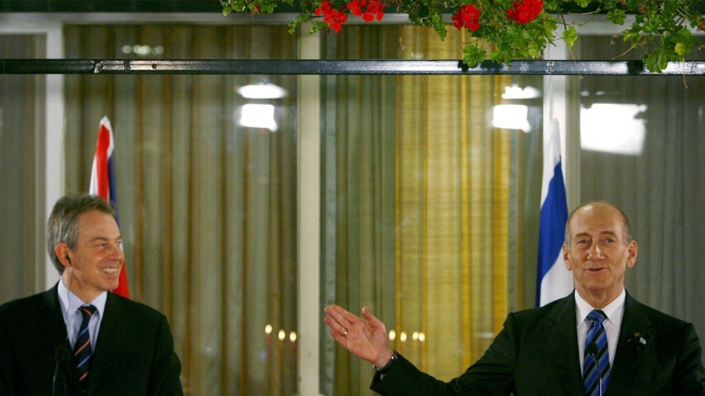 Prime Minister Tony Blair and Israel's Prime Minister Ehud Olmert hold a joint news conference in Jerusalem 18 December 2006 (AFP) 