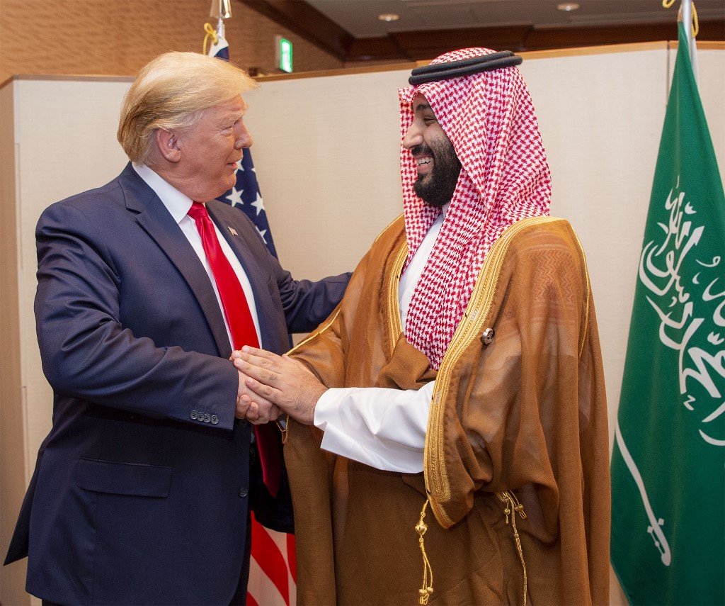 Le prince héritier saoudien Mohammed ben Salmane et le président américain Donald Trump au sommet du G20 d’Osaka, au Japon, en 2019 (Bandar al-Jaloud/palais royal saoudien/AFP)