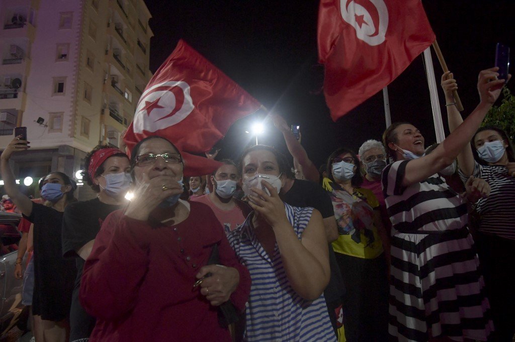 Des habitants de Tunis célèbrent la décision du président Kais Saied de suspendre le Parlement, le 25 juillet 2021 (AFP)