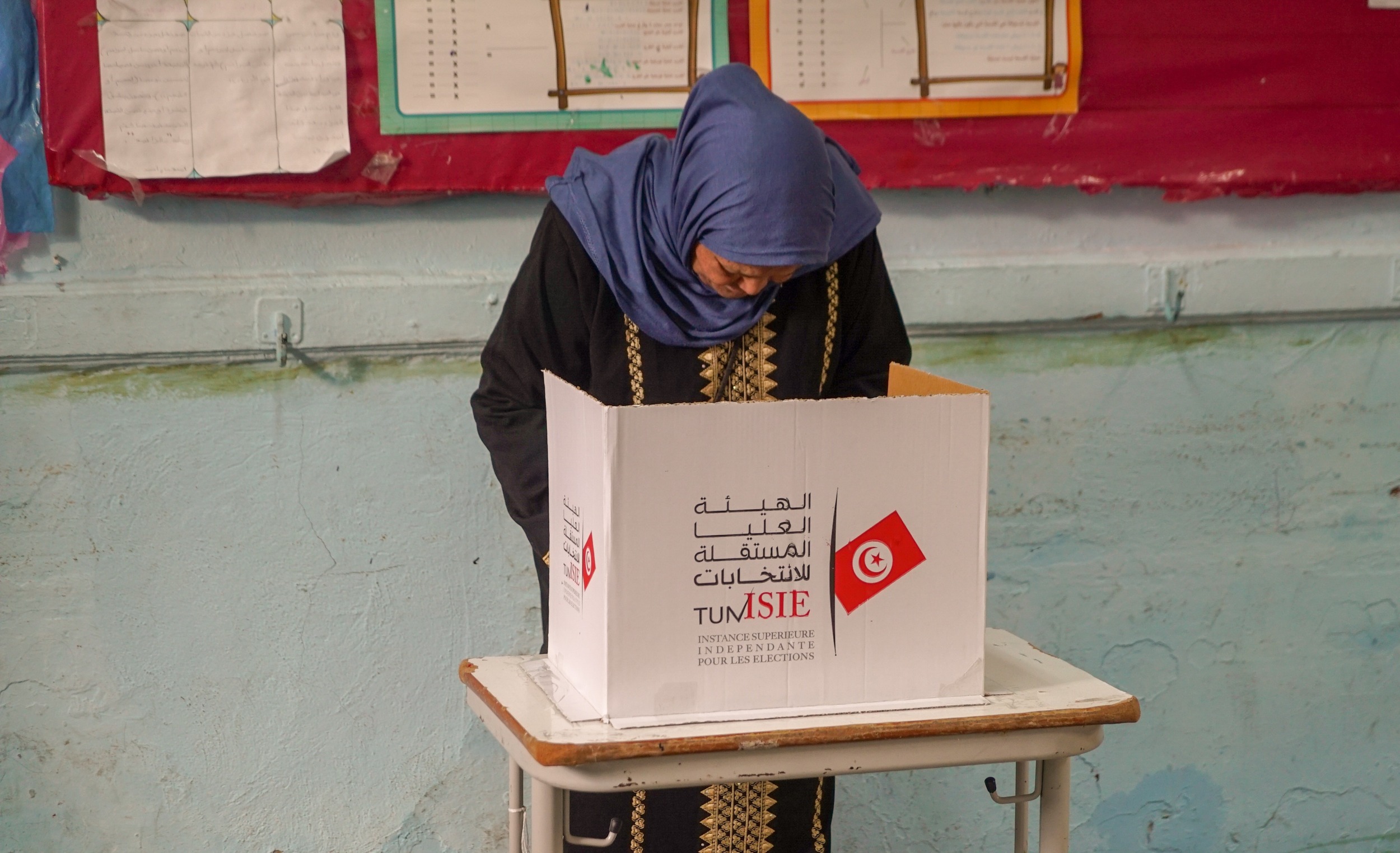 A Tunisian woman votes in Tunis on Sunday (MEE/Faisal Edroos)