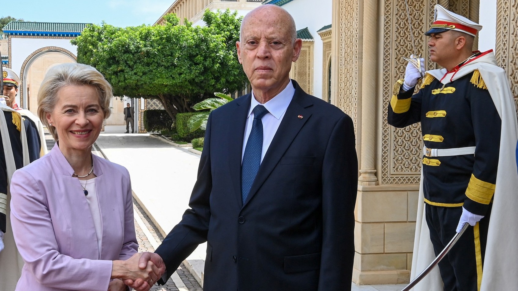 Le président tunisien Kais Saied serre la main de la présidente de la Commission européenne Ursula von der Leyen à Tunis, le 11 juin 2023 (Reuters)