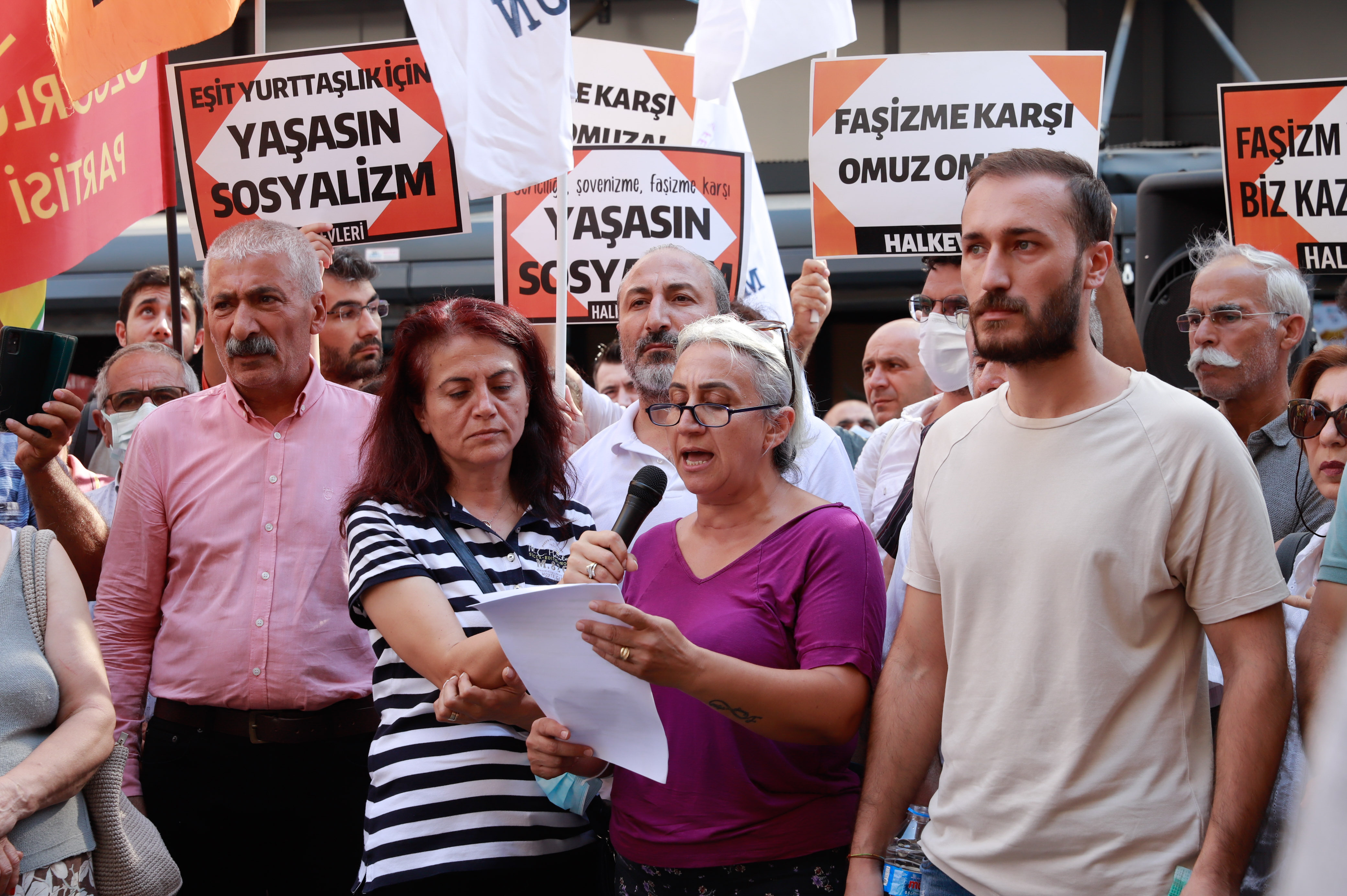 Des manifestants condamnent les attaques contre les institutions alévies dans la capitale turque Ankara, à Izmir, le 31 juillet 2022 (Reuters)