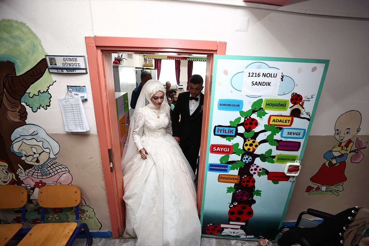 bride and groom vote turkey elections