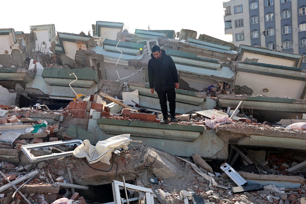 Un homme cherche des survivants après les tremblements de terre en Turquie et en Syrie (AFP)