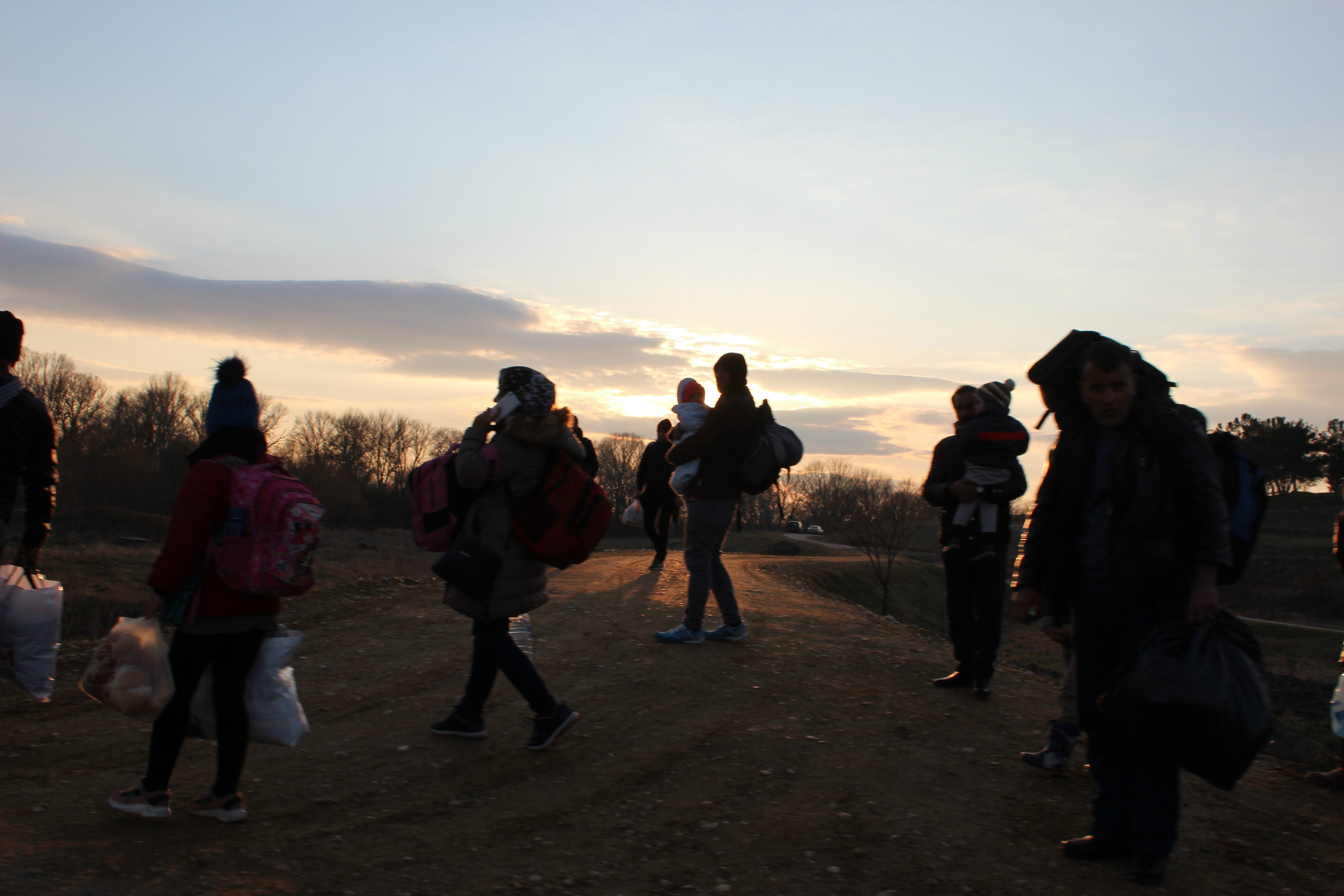Des réfugiés attendent avec leurs affaires de pouvoir passer la frontière (MEE/Yusuf Selman İnanç)