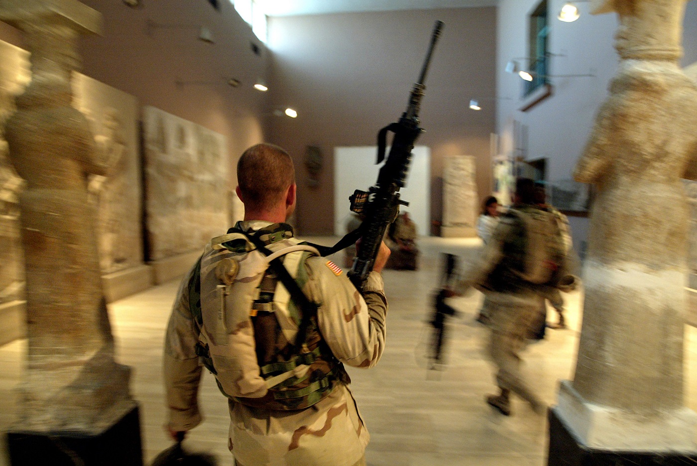 Deux soldats américains de la 1e division patrouillent dans le musée national d’Irak à Bagdad en septembre 2003 (AFP)