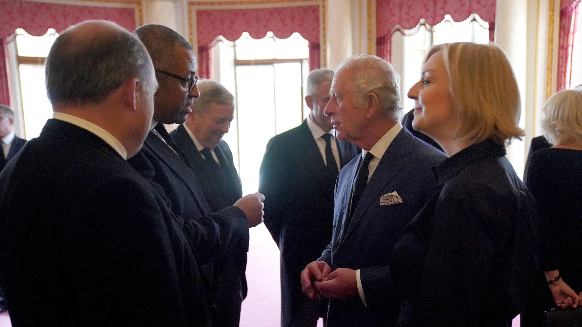 Le roi Charles III rencontre la Première ministre Liz Truss et des membres de son cabinet au palais de Buckingham à Londres, le 10 septembre 2022 (AFP)
