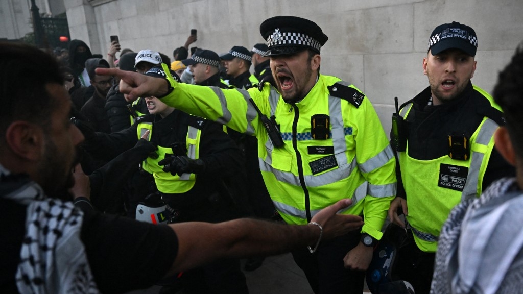 Police face pro-Palestine protesters in Trafalgar Square during a demonstration in London on 14 October 2024 (Justin Tallis/AFP)